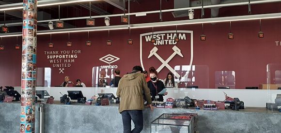 رهان لندن الجديد.. “بابلو” يقتحم مسرح “الهامرز” بصفقة قياسية