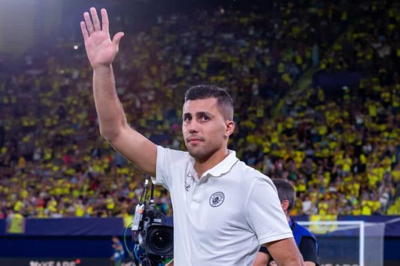برشلونة يدخل سباق التعاقد مع رودري ويزاحم ريال مدريد على نجم مانشستر سيتي